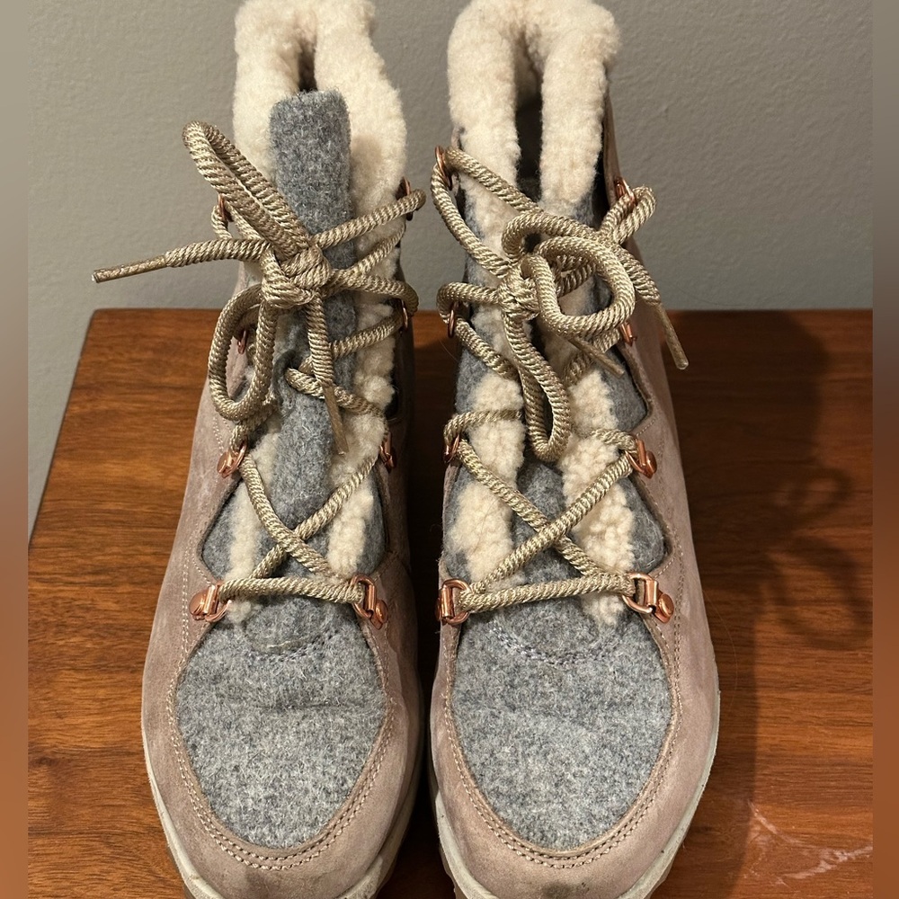 Sorel Size 9 boots